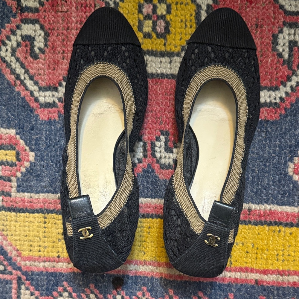 CHANEL Black and Tan Lace Flats - Picture 9 of 11
